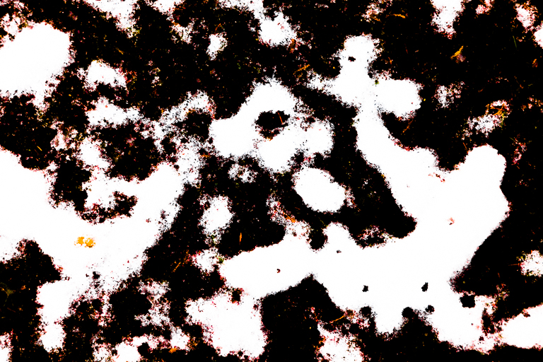 Winterdämon VIII · Umzingelt von Ghoulen hält er das Kreuz empor