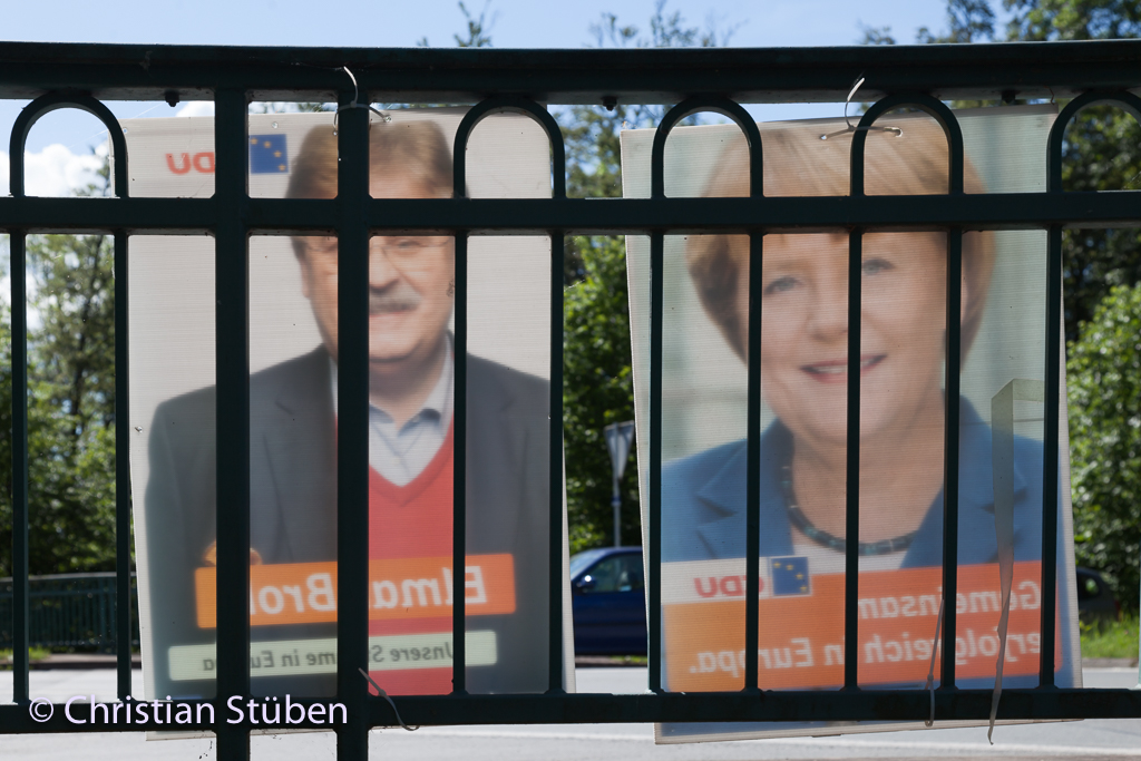Warum sind die beiden hinter Gittern?