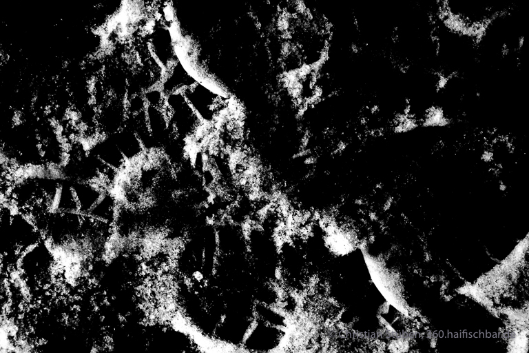 Der Tod versucht sich zu maskieren, daß niemand ihn erkenne
