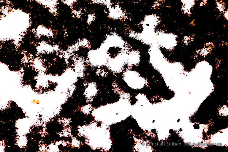 Winterdämon VIII · Umzingelt von Ghoulen hält er das Kreuz empor